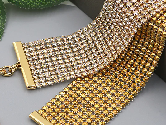 Vad gör en blank diamantchoker till det perfekta uttalande smycken?